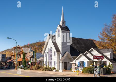 Gatlinburg, Tennessee - 27. Oktober 2022: Straßenansicht der beliebten Touristenstadt Gatlinburg Tennessee in den Smoky Mountains mit Attraktionen im Blick Stockfoto