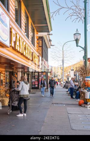 Gatlinburg, Tennessee - 27. Oktober 2022: Straßenansicht der beliebten Touristenstadt Gatlinburg Tennessee in den Smoky Mountains mit Attraktionen im Blick Stockfoto