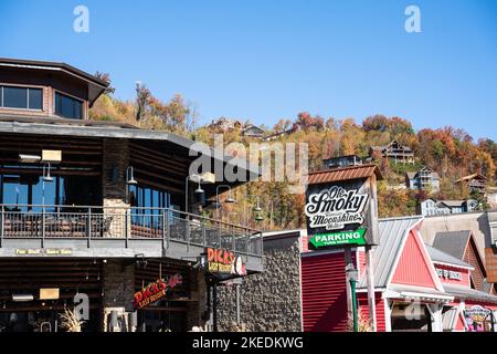 Gatlinburg, Tennessee - 27. Oktober 2022: Straßenansicht der beliebten Touristenstadt Gatlinburg Tennessee in den Smoky Mountains mit Attraktionen im Blick Stockfoto