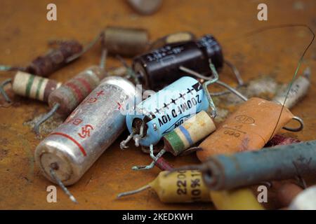 Viele elektronische Komponenten in verschiedenen Farben Stockfoto