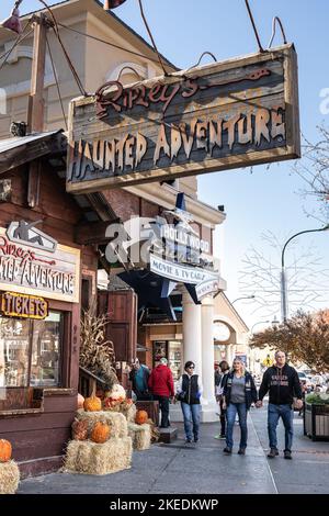 Gatlinburg, Tennessee - 27. Oktober 2022: Straßenansicht der beliebten Touristenstadt Gatlinburg Tennessee in den Smoky Mountains mit Attraktionen im Blick Stockfoto