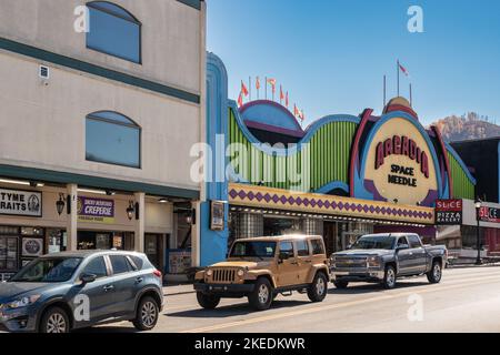 Gatlinburg, Tennessee - 27. Oktober 2022: Straßenansicht der beliebten Touristenstadt Gatlinburg Tennessee in den Smoky Mountains mit Attraktionen im Blick Stockfoto