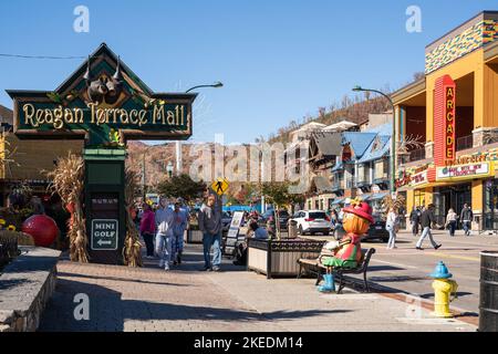 Gatlinburg, Tennessee - 27. Oktober 2022: Straßenansicht der beliebten Touristenstadt Gatlinburg Tennessee in den Smoky Mountains mit Attraktionen im Blick Stockfoto