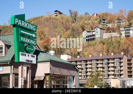 Gatlinburg, Tennessee - 27. Oktober 2022: Straßenansicht der beliebten Touristenstadt Gatlinburg Tennessee in den Smoky Mountains mit Attraktionen im Blick Stockfoto