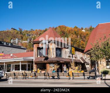 Gatlinburg, Tennessee - 27. Oktober 2022: Straßenansicht der beliebten Touristenstadt Gatlinburg Tennessee in den Smoky Mountains mit Attraktionen im Blick Stockfoto