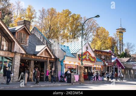 Gatlinburg, Tennessee - 27. Oktober 2022: Straßenansicht der beliebten Touristenstadt Gatlinburg Tennessee in den Smoky Mountains mit Attraktionen im Blick Stockfoto