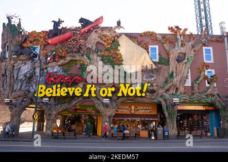 Gatlinburg, Tennessee - 27. Oktober 2022: Straßenansicht der beliebten Touristenstadt Gatlinburg Tennessee in den Smoky Mountains mit Attraktionen im Blick Stockfoto