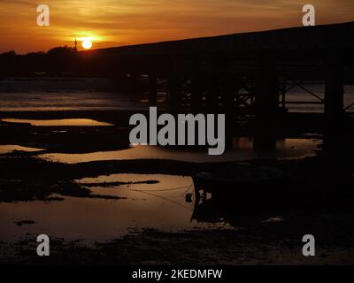 Sonnenuntergang über der Shoreham Railway Bridge mit dem Adur bei Ebbe Stockfoto