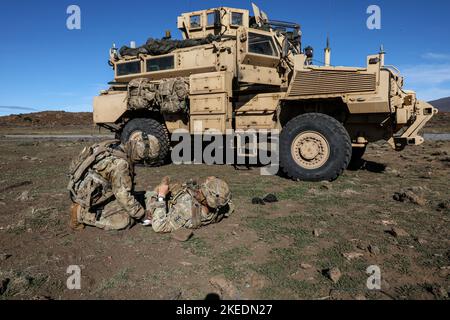 Ingenieursoldaten bilden das 84. Ingenieur-Bataillon, die 130. Ingenieur-Brigade, das 8. Theater Sustainment Command, engagierten die gegnerische Kraft und leistten erste Hilfe während des Joint Pacific Multinational Readiness Center 23. Stockfoto