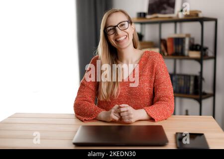 Lächelnde Frau mit Laptop Stockfoto