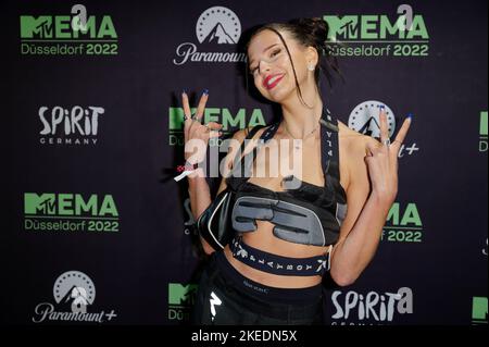 Düsseldorf, Deutschland. 11.. November 2022. Sängerin Nina Chuba trifft bei der Verleihung des MTV EMA Best German Act Awards ein. Quelle: Henning Kaiser/dpa/Alamy Live News Stockfoto