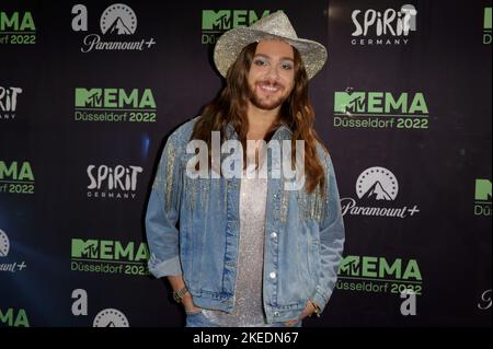 Düsseldorf, Deutschland. 11.. November 2022. Moderator Riccardo Simonetti kommt zur Verleihung des MTV EMA Best German Act Awards. Quelle: Henning Kaiser/dpa/Alamy Live News Stockfoto