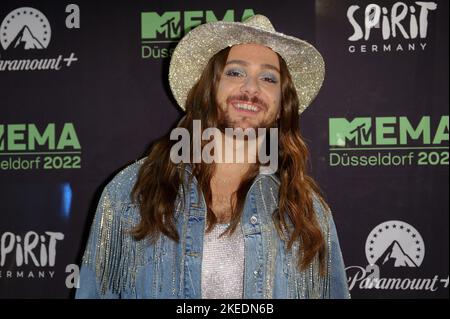 Düsseldorf, Deutschland. 11.. November 2022. Moderator Riccardo Simonetti kommt zur Verleihung des MTV EMA Best German Act Awards. Quelle: Henning Kaiser/dpa/Alamy Live News Stockfoto