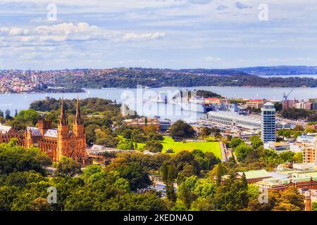 Der Green hyde Park und die Vororte in der Innenstadt von Sydney sind von den hohen Türmen bis zur Küste des Hafens von Sydney umgeben. Stockfoto