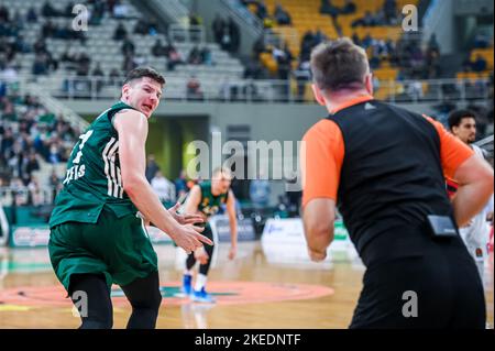 Athen, Lombardei, Griechenland. 12.. November 2022. 77 ARTURAS GUDAITIS.of Panathinaikos beschwert sich beim Schiedsrichter während der Euroleague, Runde 7, Spiel zwischen Panathinaikos Athens und Cazoo Baskonia im OAKA Stadion am 11. November 2022 in Athen, Griechenland. (Bild: © Stefanos Kyriazis/ZUMA Press Wire) Stockfoto