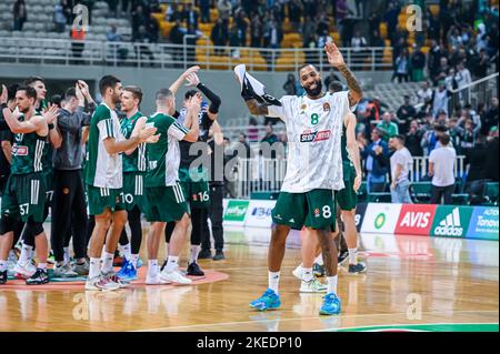 Athen, Lombardei, Griechenland. 12.. November 2022. Die Spieler von Panathinaikos Athen feiern den Sieg während der Euroleague, Runde 7, Spiel zwischen Panathinaikos Athen und Cazoo Baskonia im OAKA Stadion am 11. November 2022 in Athen, Griechenland. (Bild: © Stefanos Kyriazis/ZUMA Press Wire) Stockfoto