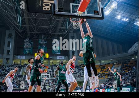 Athen, Lombardei, Griechenland. 12.. November 2022. 77 ARTURAS GUDAITIS.of Panathinaikos während der Euroleague, Runde 7, Spiel zwischen Panathinaikos Athens und Cazoo Baskonia im OAKA-Stadion am 11. November 2022 in Athen, Griechenland. (Bild: © Stefanos Kyriazis/ZUMA Press Wire) Stockfoto