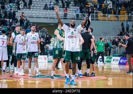 Athen, Lombardei, Griechenland. 12.. November 2022. Die Spieler von Panathinaikos Athen feiern den Sieg während der Euroleague, Runde 7, Spiel zwischen Panathinaikos Athen und Cazoo Baskonia im OAKA Stadion am 11. November 2022 in Athen, Griechenland. (Bild: © Stefanos Kyriazis/ZUMA Press Wire) Stockfoto