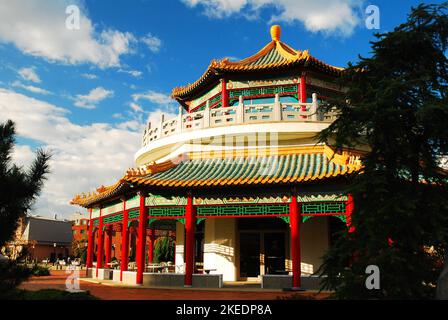 Eine riesige Pagode steht in der Nähe der Innenstadt von Norfolk Virginia und war ein Geschenk aus Taiwan, um die Freundschaft zwischen ihnen und den Vereinigten Staaten zu feiern Stockfoto