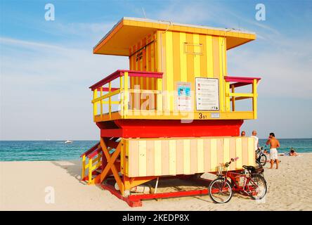 Third Street Lifeguard Station in South Beach, Miami Beach, ist einer von mehreren Ständen in verschiedenen Farben und Designs entlang der Küste Floridas Stockfoto