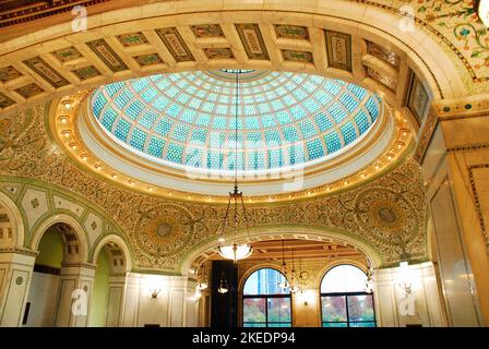 Ein großes, kreisförmiges Tiffany-Buntglasfenster befindet sich über der Atrium-Lobby des historischen Beaux Artes Chicago Cultural Center Stockfoto