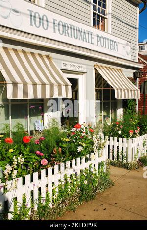 A summer and spring garden blooms in front of a retail store in the charming downtown business of Rovkport, Massachsuetts Stockfoto