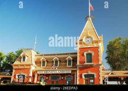 Am Eingang zum Disneyland in Kalifornien steht ein neu erstellter viktorianischer Bahnhof Stockfoto