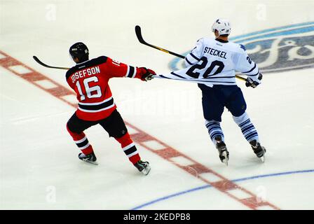 Ein Hockeyspieler zieht das Trikot seines Gegners Stockfoto