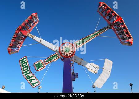 Typhoon Ride, auf dem Santa Cruz Boardwalk, nimmt Fahrten auf einer schwindelerregenden Reise kopfüber und invertiert an einem sonnigen Sommerferientag Stockfoto