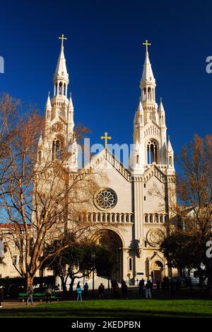 Die STS Peter and Paul Church, eine große katholische Kathedrale, steht am Rande des Washington Parks in San Francisco Stockfoto