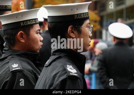 Vancouver, Kanada. 11.. November 2022. Kadetten der Navy League of Canada stehen während der Gedenkfeiertage in Vancouver zur Aufmerksamkeit. Seit 98 Jahren findet die Gedenkfeier des Vancouver Remembrance Day ohne Unterbrechung statt und ist damit die am längsten laufende jährliche Veranstaltung der Stadt. Kredit: SOPA Images Limited/Alamy Live Nachrichten Stockfoto