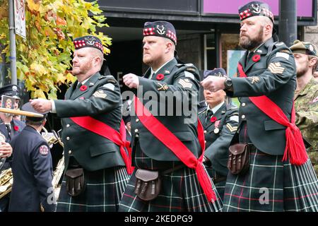 Vancouver, Kanada. 11.. November 2022. Nicht beauftragte Offiziere der Seaforth Highlanders of Canada, einem Infanterieregiment der kanadischen Armee, marschieren während der Parade zum Vancouver Remembrance Day. Seit 98 Jahren findet die Gedenkfeier des Vancouver Remembrance Day ohne Unterbrechung statt und ist damit die am längsten laufende jährliche Veranstaltung der Stadt. Kredit: SOPA Images Limited/Alamy Live Nachrichten Stockfoto