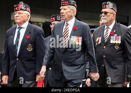 Vancouver, Kanada. 11.. November 2022. Veteranen der kanadischen Streitkräfte marschieren in der Parade zum Gedenktag in Vancouver, Kanada. Seit 98 Jahren findet die Gedenkfeier des Vancouver Remembrance Day ohne Unterbrechung statt und ist damit die am längsten laufende jährliche Veranstaltung der Stadt. Kredit: SOPA Images Limited/Alamy Live Nachrichten Stockfoto