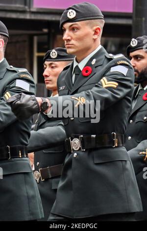 Vancouver, Kanada. 11.. November 2022. Ein Soldat der kanadischen Armee marschiert in der Vancouver Remembrance Day Parade. Seit 98 Jahren findet die Gedenkfeier des Vancouver Remembrance Day ohne Unterbrechung statt und ist damit die am längsten laufende jährliche Veranstaltung der Stadt. Kredit: SOPA Images Limited/Alamy Live Nachrichten Stockfoto