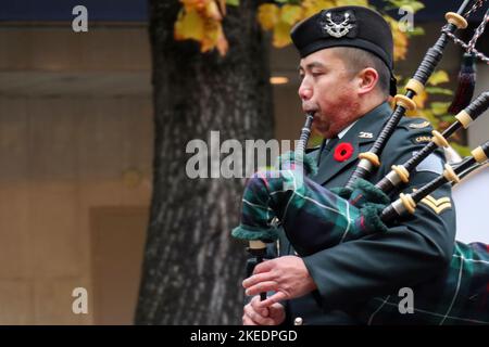 Vancouver, Kanada. 11.. November 2022. Ein Pfeifer der Seaforth Highlanders of Canada, ein Infanterieregiment der kanadischen Armee, marschiert in Vancouver während der Parade zum Gedenktag. Seit 98 Jahren findet die Gedenkfeier des Vancouver Remembrance Day ohne Unterbrechung statt und ist damit die am längsten laufende jährliche Veranstaltung der Stadt. Kredit: SOPA Images Limited/Alamy Live Nachrichten Stockfoto