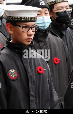 Vancouver, Kanada. 11.. November 2022. Ein junger Kadett der Navy League of Canada wird während der Gedenkfeiertage in Vancouver gesehen. Seit 98 Jahren findet die Gedenkfeier des Vancouver Remembrance Day ohne Unterbrechung statt und ist damit die am längsten laufende jährliche Veranstaltung der Stadt. (Foto von Toby Scott/SOPA Images/Sipa USA) Quelle: SIPA USA/Alamy Live News Stockfoto