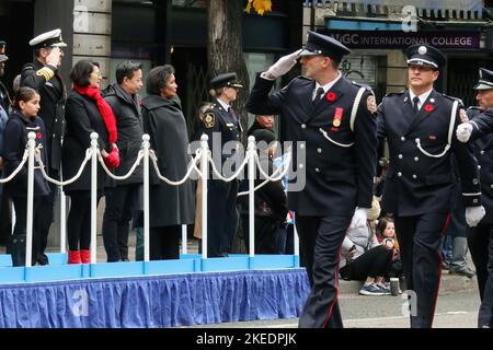 Vancouver, Kanada. 11.. November 2022. Mitarbeiter der Feuerwehr von Vancouver marschieren bei der Parade zum Vancouver Remembrance Day am Überprüfungs-Stand vorbei. Seit 98 Jahren findet die Gedenkfeier des Vancouver Remembrance Day ohne Unterbrechung statt und ist damit die am längsten laufende jährliche Veranstaltung der Stadt. (Foto von Toby Scott/SOPA Images/Sipa USA) Quelle: SIPA USA/Alamy Live News Stockfoto