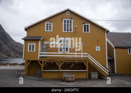 Nusfjord ist ein winziges und malerisches, aber sehr touristisches Fischerdorf auf dem Lofoten-Archipel in Nordland in Norwegen. Stockfoto