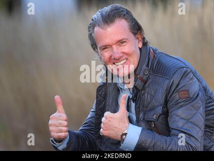 München, Deutschland. 10.. November 2022. John Jürgens, Sohn des Sängers Udo Jürgens, nahm nach einem Interview auf. Quelle: Karl-Josef Hildenbrand/dpa/Alamy Live News Stockfoto