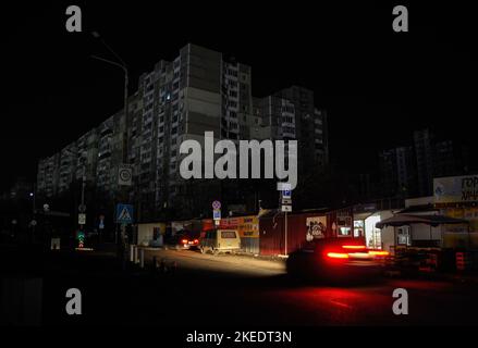 Kiew, Ukraine. 11.. November 2022. Ein Auto fährt auf einer dunklen Straße in Kiew. Die russische Armee führte massive Raketen- und Kamikaze-Drohnenangriffe auf die ukrainische Energieinfrastruktur durch. Schätzungen von Experten zufolge sind mittlerweile 40 % der Energieinfrastruktur zerstört oder beschädigt. Nach schweren Schäden am Stromnetz in vielen Städten der Ukraine führte die National Power Company Ukrenergo Notfälle und stündliche Stromausfälle ein. Kredit: SOPA Images Limited/Alamy Live Nachrichten Stockfoto