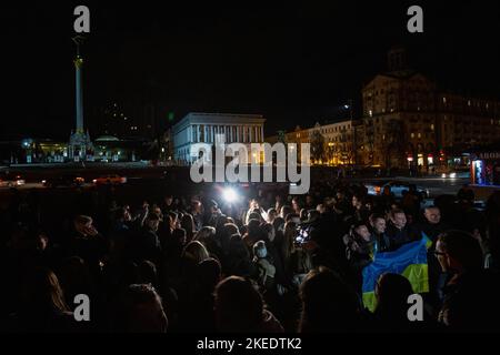 Kiew, Ukraine. 11.. November 2022. Die Ukrainer feiern die Befreiung Chersons von den russischen Besatzern in Zentral-Kiew. Ukrainische Streitkräfte befreiten Cherson am 11. November 2022. Cherson, eine Stadt in der Südukraine, steht seit März 2022 unter der Kontrolle der russischen Streitkräfte. (Foto von Oleksii Chumachenko/SOPA Images/Sipa USA) Quelle: SIPA USA/Alamy Live News Stockfoto