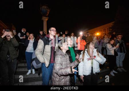 Kiew, Ukraine. 11.. November 2022. Die Ukrainer feiern die Befreiung Chersons von den russischen Besatzern in Zentral-Kiew. Ukrainische Streitkräfte befreiten Cherson am 11. November 2022. Cherson, eine Stadt in der Südukraine, steht seit März 2022 unter der Kontrolle der russischen Streitkräfte. (Foto von Oleksii Chumachenko/SOPA Images/Sipa USA) Quelle: SIPA USA/Alamy Live News Stockfoto