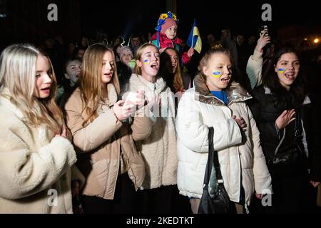 Kiew, Ukraine. 11.. November 2022. Die Ukrainer feiern die Befreiung Chersons von den russischen Besatzern in Zentral-Kiew. Ukrainische Streitkräfte befreiten Cherson am 11. November 2022. Cherson, eine Stadt in der Südukraine, steht seit März 2022 unter der Kontrolle der russischen Streitkräfte. (Foto von Oleksii Chumachenko/SOPA Images/Sipa USA) Quelle: SIPA USA/Alamy Live News Stockfoto