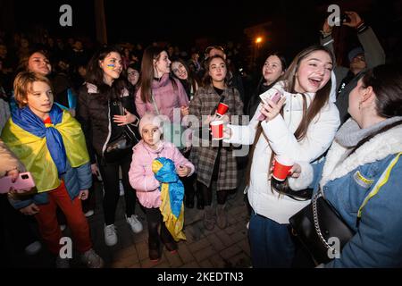 Kiew, Ukraine. 11.. November 2022. Die Ukrainer feiern die Befreiung Chersons von den russischen Besatzern in Zentral-Kiew. Ukrainische Streitkräfte befreiten Cherson am 11. November 2022. Cherson, eine Stadt in der Südukraine, steht seit März 2022 unter der Kontrolle der russischen Streitkräfte. (Foto von Oleksii Chumachenko/SOPA Images/Sipa USA) Quelle: SIPA USA/Alamy Live News Stockfoto