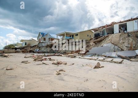 Wilbur-by-the-Sea, Florida – 11. November 2022: Zerstörung durch Stranderosion und Wind durch Hurrikane Ian und Nicole. Stockfoto