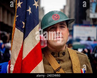 New York, New York, USA. 11.. November 2022. Tausende marschierten in der jährlichen NYC Veterans Day Parade auf der Fifth Ave zu Ehren derer, die gedient haben. Trotz des stetigen Regens ging die größte Feier des Dienstes in der Nation mit Marschern, Bands und Dienstmitgliedern aus allen Dienstzweigen los. Hier ist ein WW1 US Army doughboy in Uniform (Bildquelle: © Milo Hess/ZUMA Press Wire) Bildquelle: ZUMA Press, Inc./Alamy Live News Stockfoto