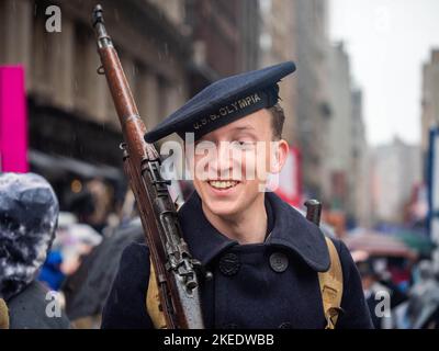New York, New York, USA. 11.. November 2022. Tausende marschierten in der jährlichen NYC Veterans Day Parade auf der Fifth Ave zu Ehren derer, die gedient haben. Trotz des stetigen Regens ging die größte Feier des Dienstes in der Nation mit Marschern, Bands und Dienstmitgliedern aus allen Dienstzweigen los. Hier ist ein Seemann der US Navy aus dem Jahr WW1 vom Kreuzer USS Olympia. (Bild: © Milo Hess/ZUMA Press Wire) Bild: ZUMA Press, Inc./Alamy Live News Stockfoto