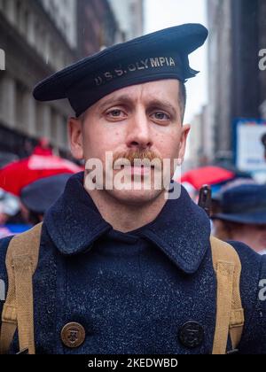 New York, New York, USA. 11.. November 2022. Tausende marschierten in der jährlichen NYC Veterans Day Parade auf der Fifth Ave zu Ehren derer, die gedient haben. Trotz des stetigen Regens ging die größte Feier des Dienstes in der Nation mit Marschern, Bands und Dienstmitgliedern aus allen Dienstzweigen los. Hier ist ein Seemann der US Navy aus dem Jahr WW1 vom Kreuzer USS Olympia. (Bild: © Milo Hess/ZUMA Press Wire) Bild: ZUMA Press, Inc./Alamy Live News Stockfoto