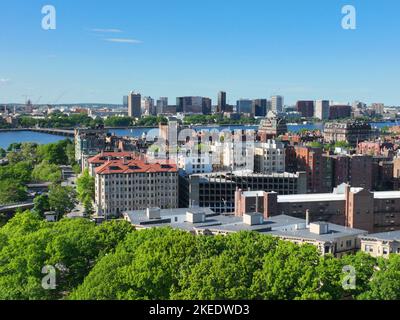 Historische Back Bay und Harvard Bridge über den Charles River, mit Cambridge Modern City im Hintergrund, Boston, Massachusetts, USA. Stockfoto