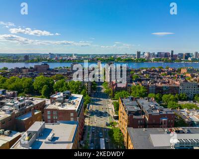 Massachusetts Avenue in Back Bay und Harvard Bridge über den Charles River, mit Cambridge im Hintergrund, Boston, Massachusetts, USA. Stockfoto